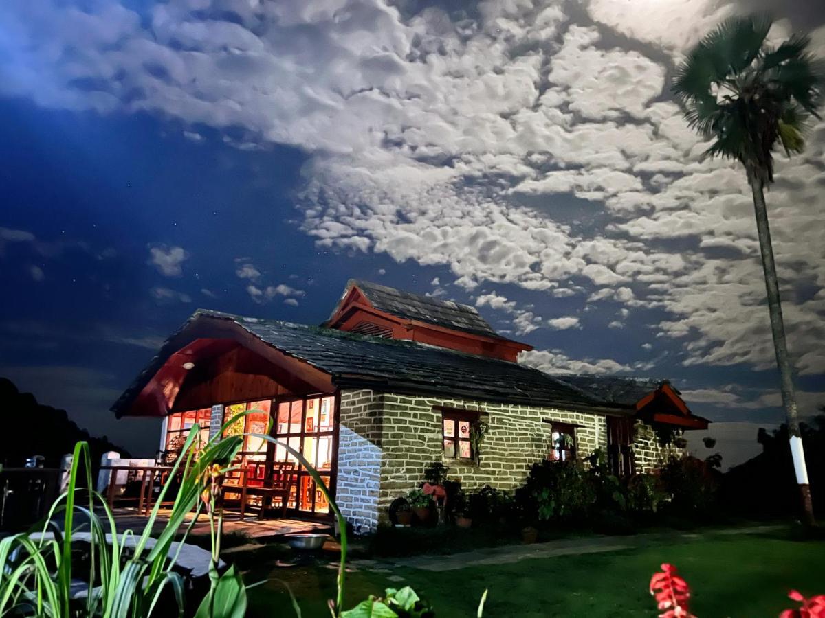 Es Deurali Resort Похара Екстериор снимка
