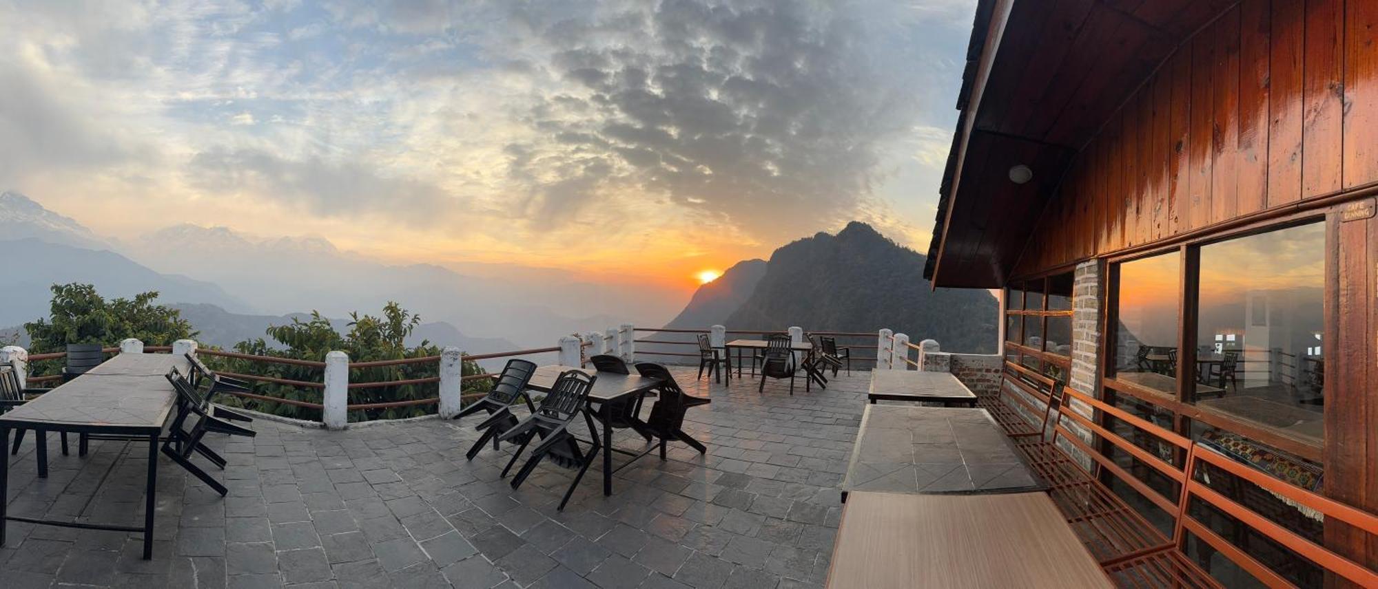 Es Deurali Resort Похара Екстериор снимка