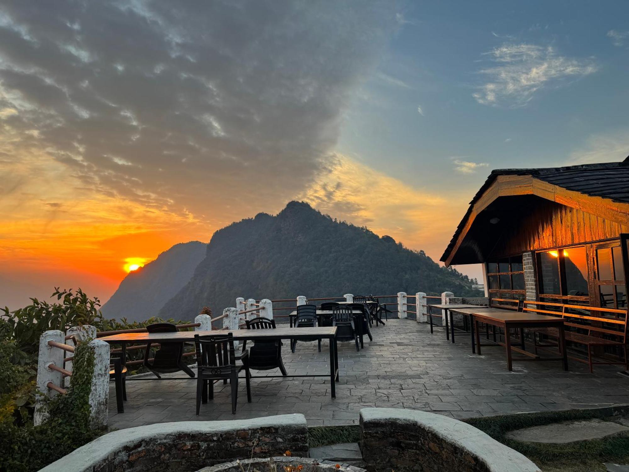 Es Deurali Resort Похара Екстериор снимка
