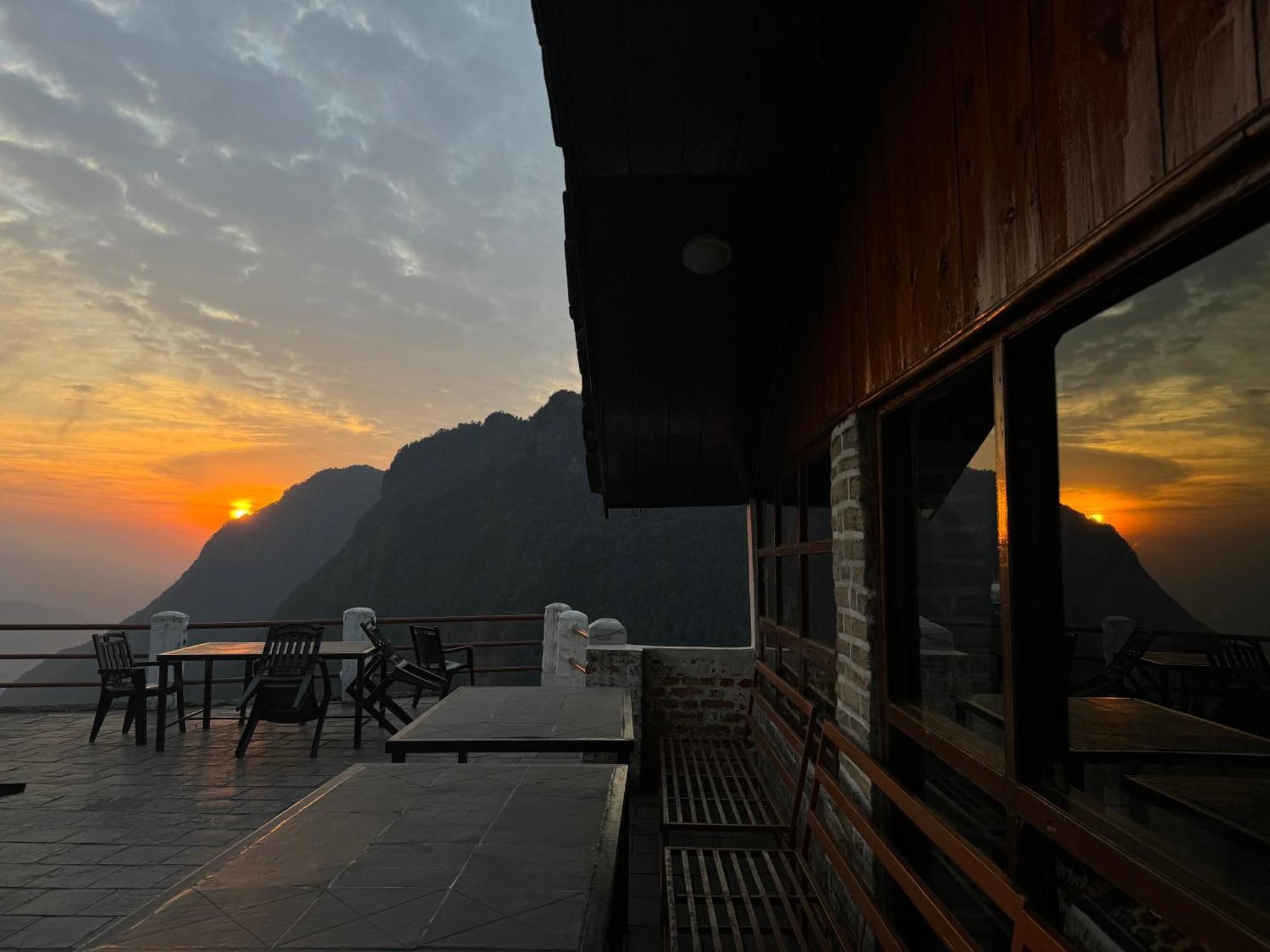 Es Deurali Resort Похара Екстериор снимка
