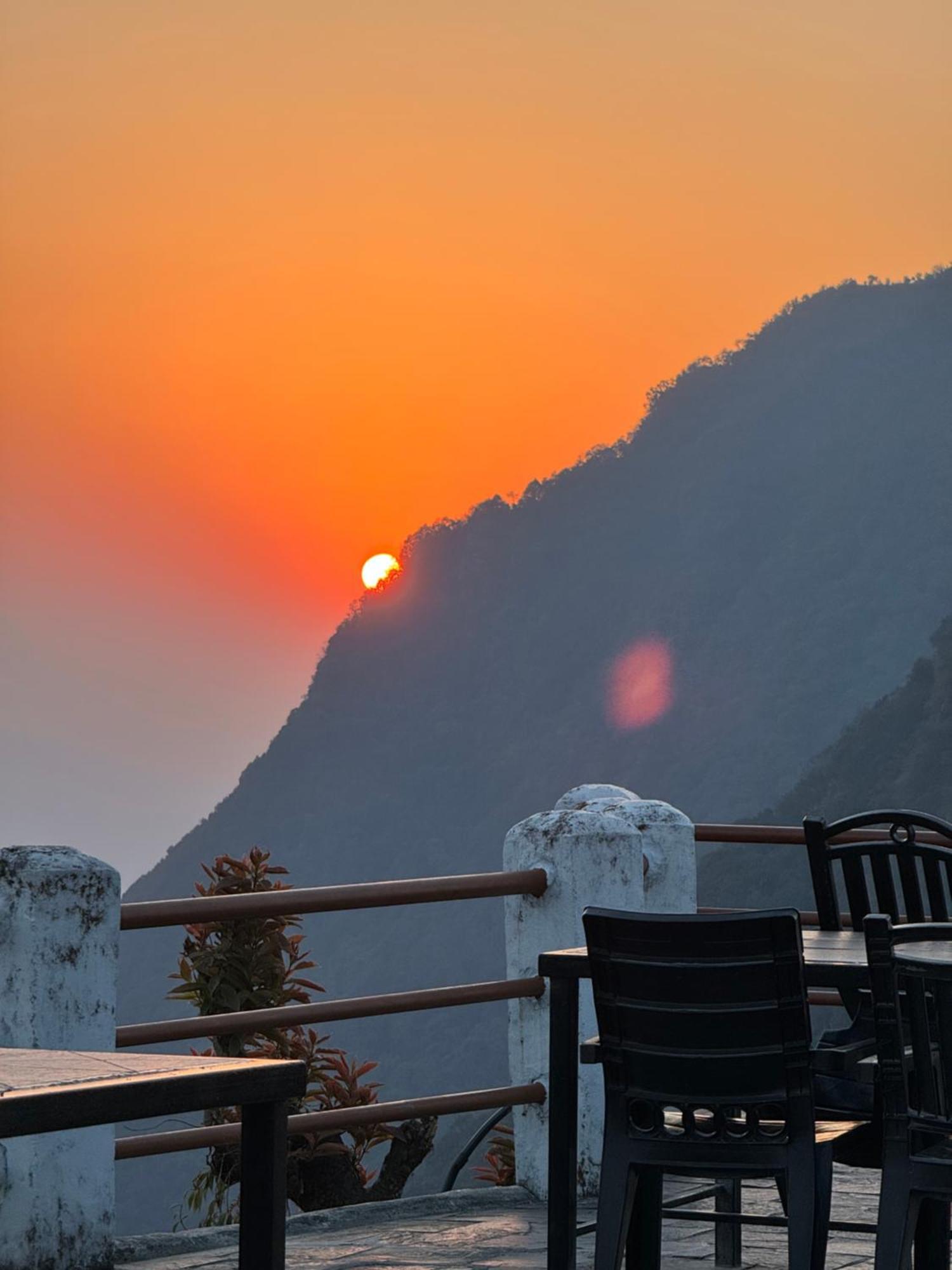 Es Deurali Resort Похара Екстериор снимка