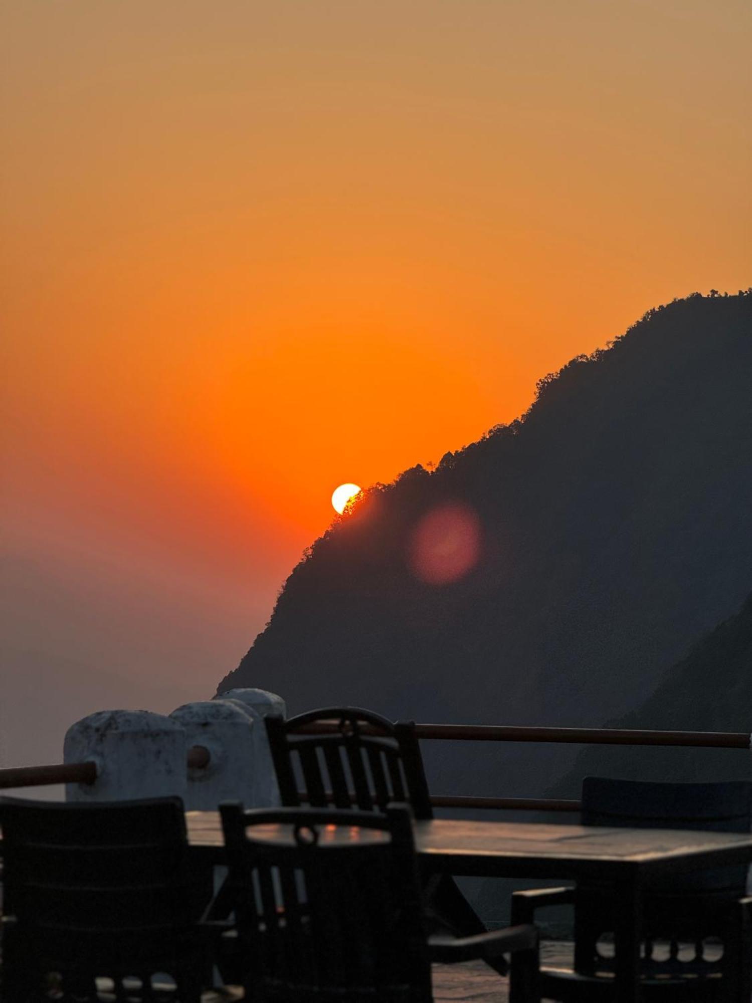 Es Deurali Resort Похара Екстериор снимка