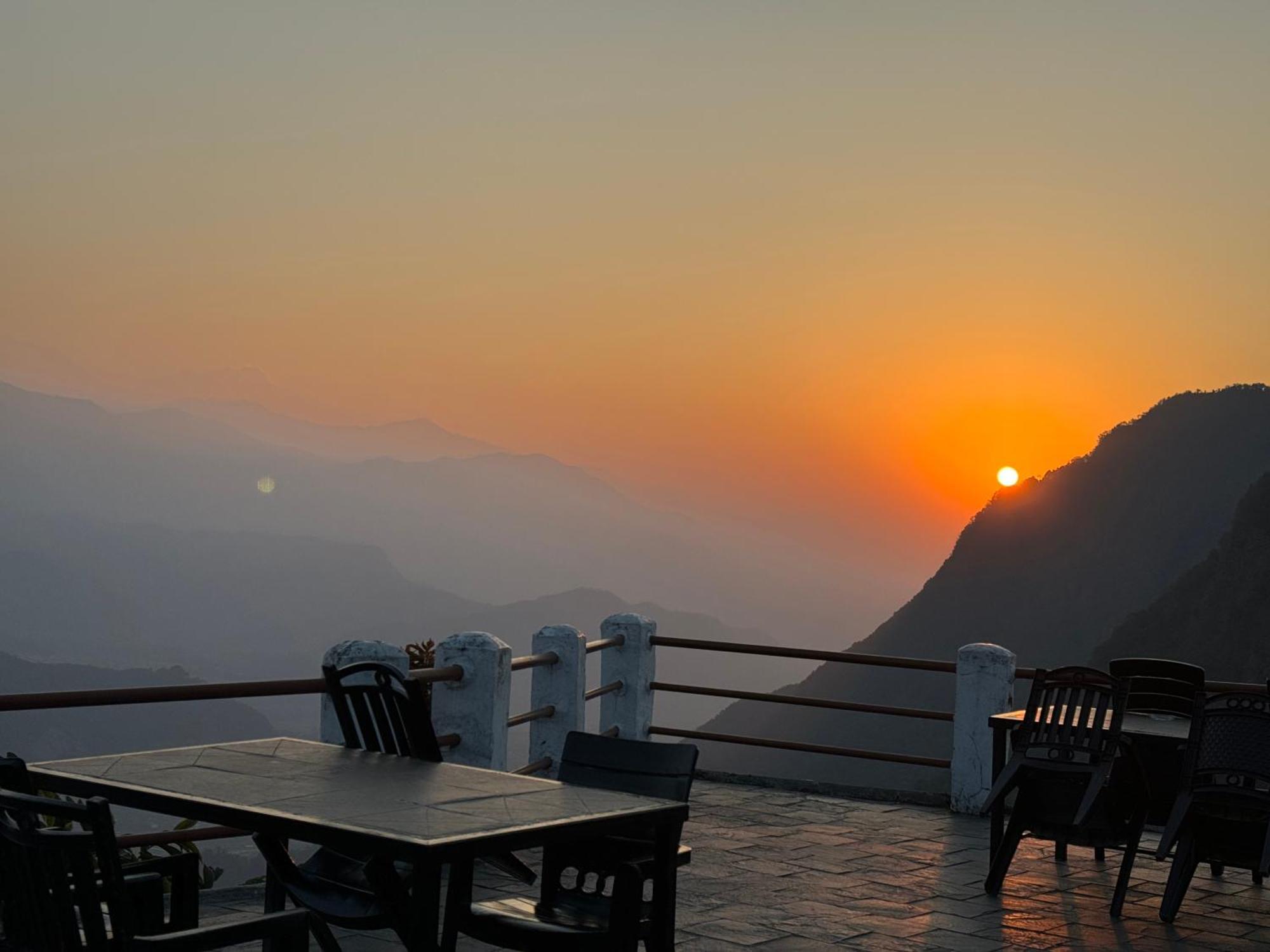 Es Deurali Resort Похара Екстериор снимка